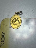Medaillon Anhänger Gold Figur Kind guter Zustand