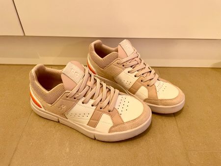 ON Schuhe rosa/weiss - The Roger Clubhouse Gr. 36