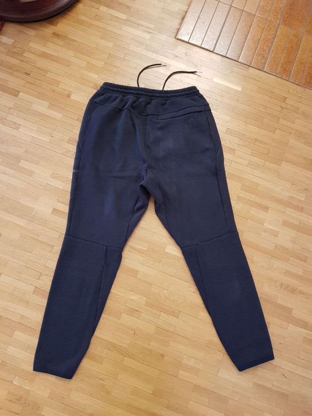 Adidas Pantaloni: Pantalon de jogging Adidas noir, taille M – Usato da Veyrier venduto da sosozizou 7