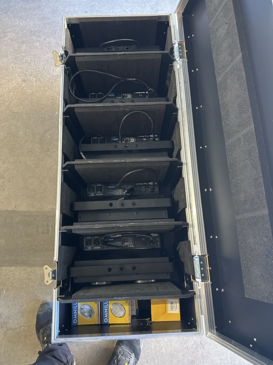 Fari: Showtec Stage Blinder 2 inklusive Flightcase gebraucht – Usato da Hochdorf venduto da aioc 4