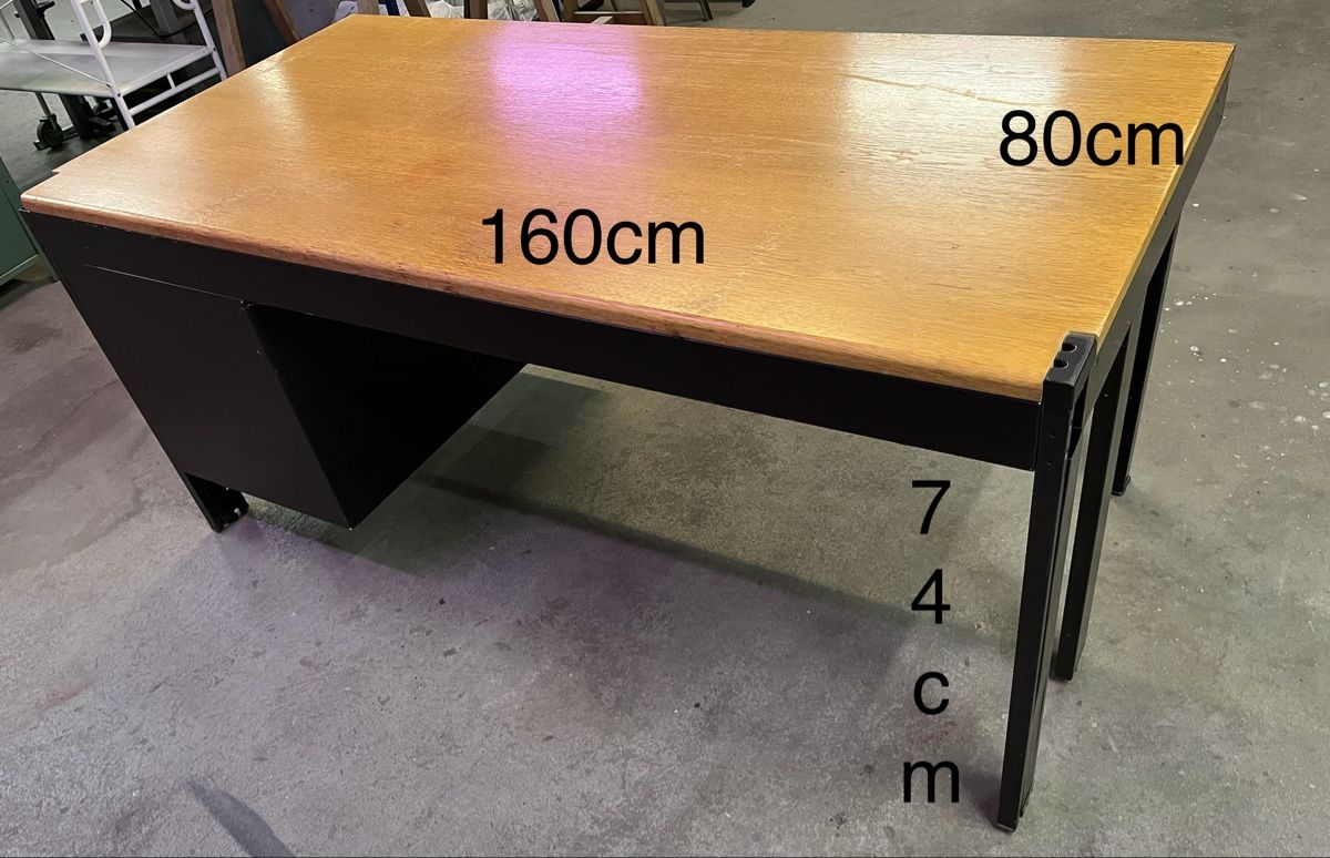 Tables: Arbeitstisch – Défectueux à Sumiswald par Beragi
