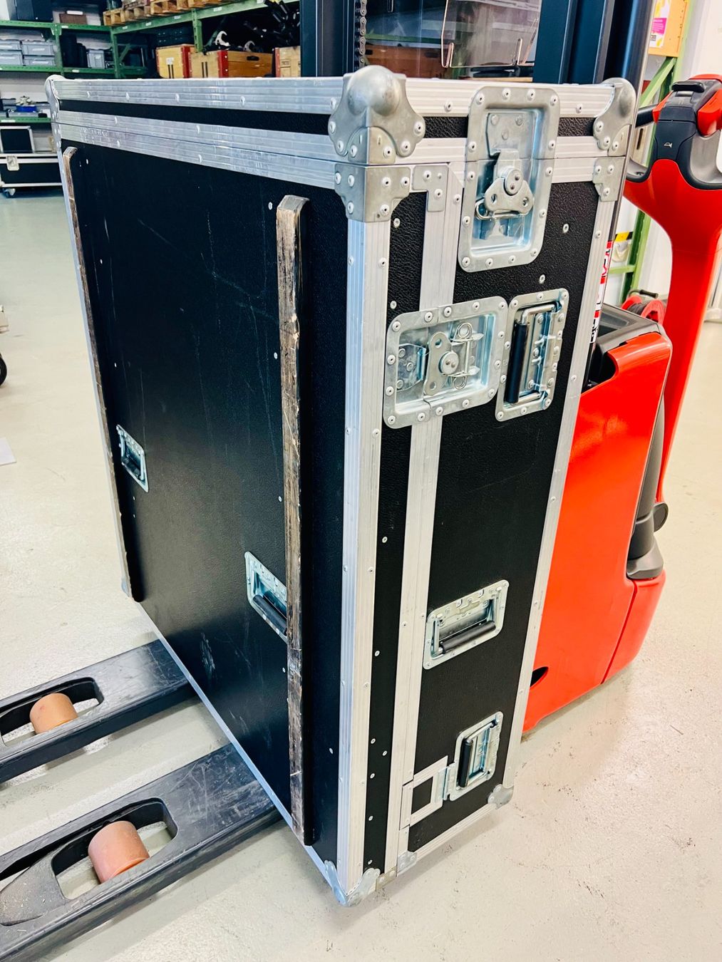 Yamaha Console di mixaggio: Yamaha DM2000 V2 Digital Mixer inkl. Meter Bridge und Case – Usato da Dietikon venduto da ExaLightAndSound 9