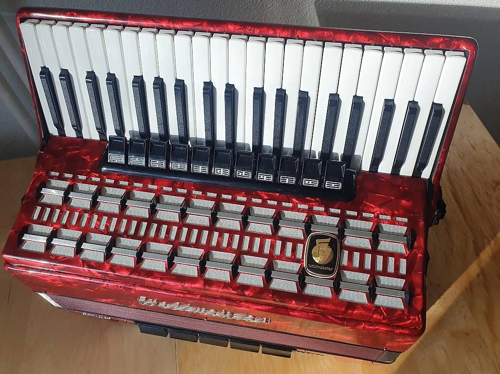 Strumenti musicali: Akkordeon Weltmeister Serino – Usato da Herisau venduto da Cisha2 2