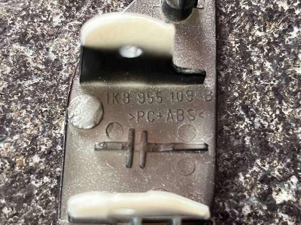 Alle Autoersatzteile: Cache de nettoyant phare gauche noir VW Scirocco 2009-14 – Gebraucht aus Forel (Lavaux) von th1984 1
