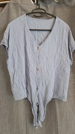 Hellblaues Sommer Top mit Knöpfen, Grösse M