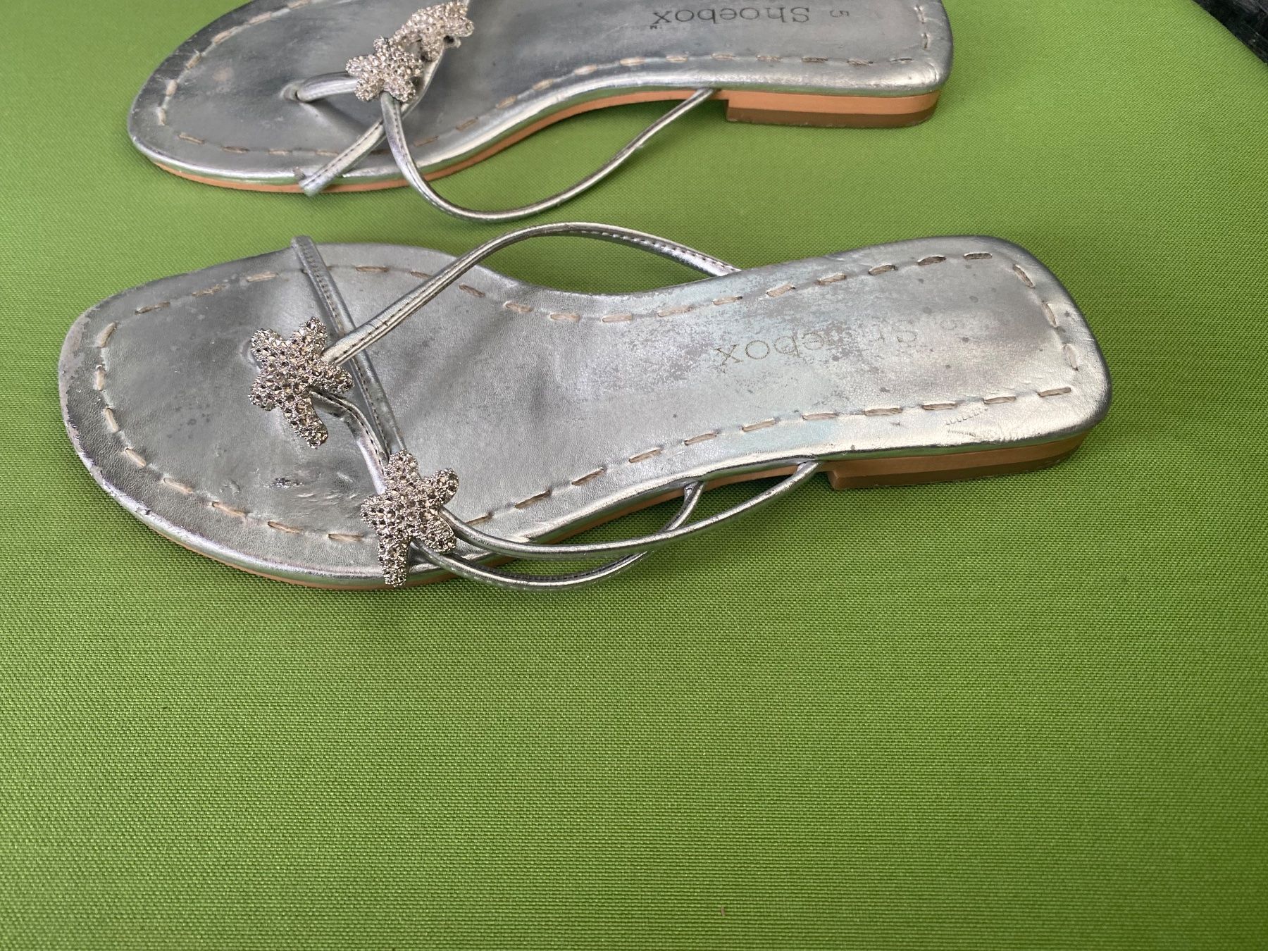 Damenschuhe: SUMMERTIME - tolle SHOEBOX Flip-Flops mit Décor, silber, 38 – Gebraucht aus Winkel von ferrari2022 1