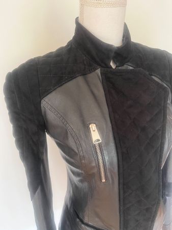 Super coole rockige Lederjacke mit sexy tailliertem Schnitt