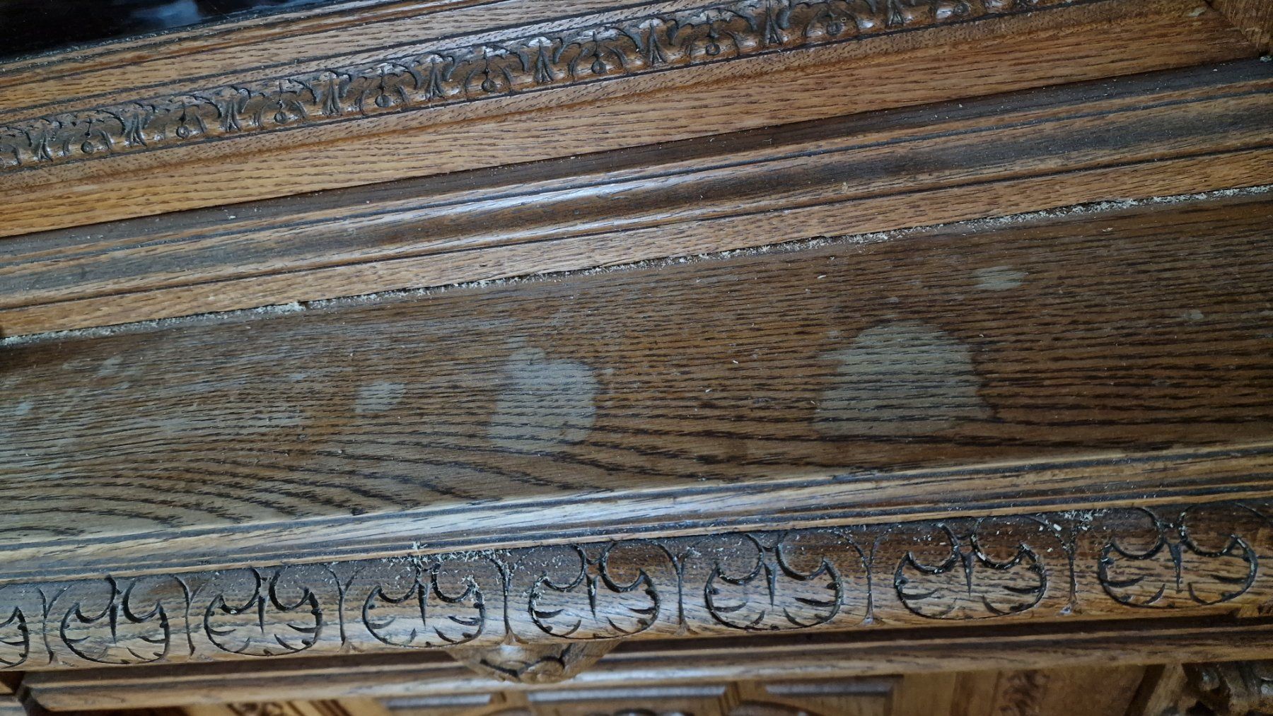Armadi: Vitrinenschrank mit Brienzer-Holzschnitzerei – Usato da Brienz BE venduto da Dillitrix 4