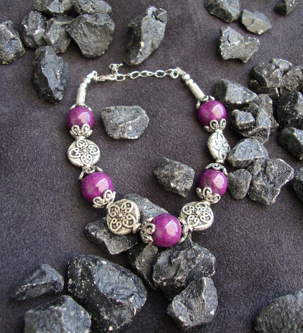 Bracciali & Braccialetti: Armband mit lila Achat-Edelsteinperlen – Nuovo (secondo la descrizione) da Hünenberg venduto da Aquazur 1