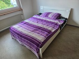 Bett mit Nachttischfunktion und Beleuchtung . Mit Madratze
