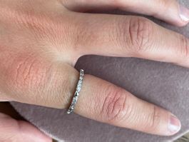 Ring mit Steinen