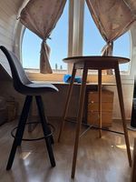 Table haute ronde en bois massif avec chaise haute