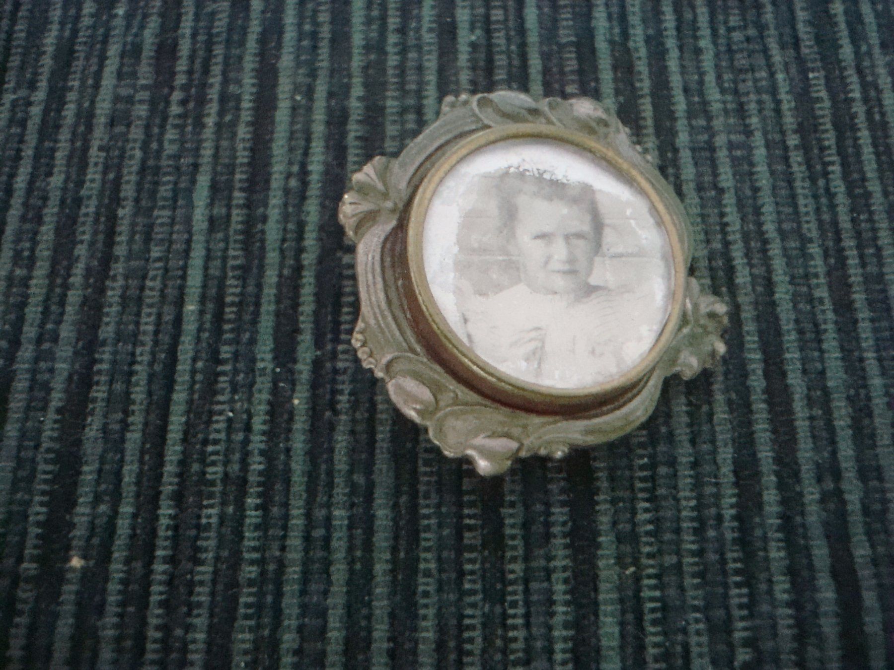 Placchette & Badge: 2 Abzeichen - Jugendstil - Kinderfotos – Usato da Neuenegg venduto da flohcante 1