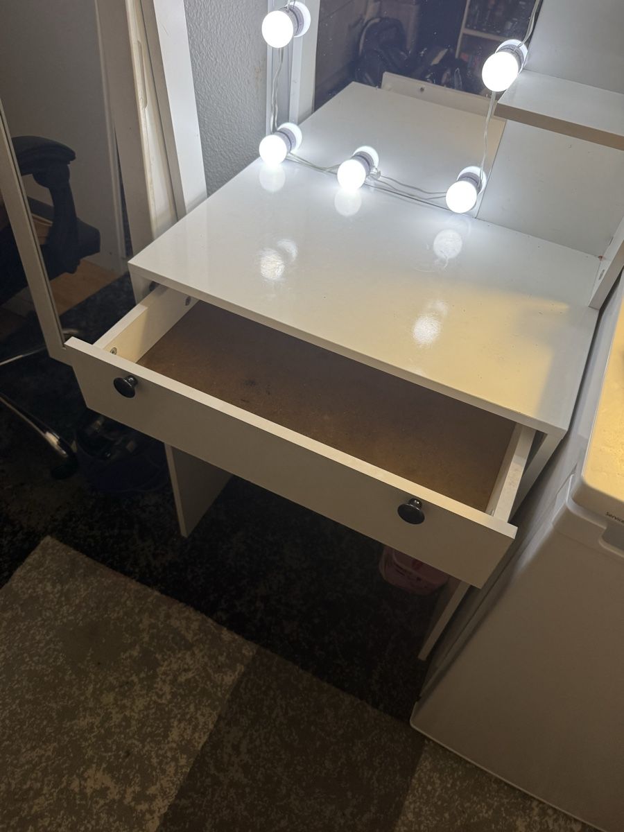 Schminktische: Schminktisch (mit Lichterkette) – Gebraucht aus Ebikon von Lana.twq 1