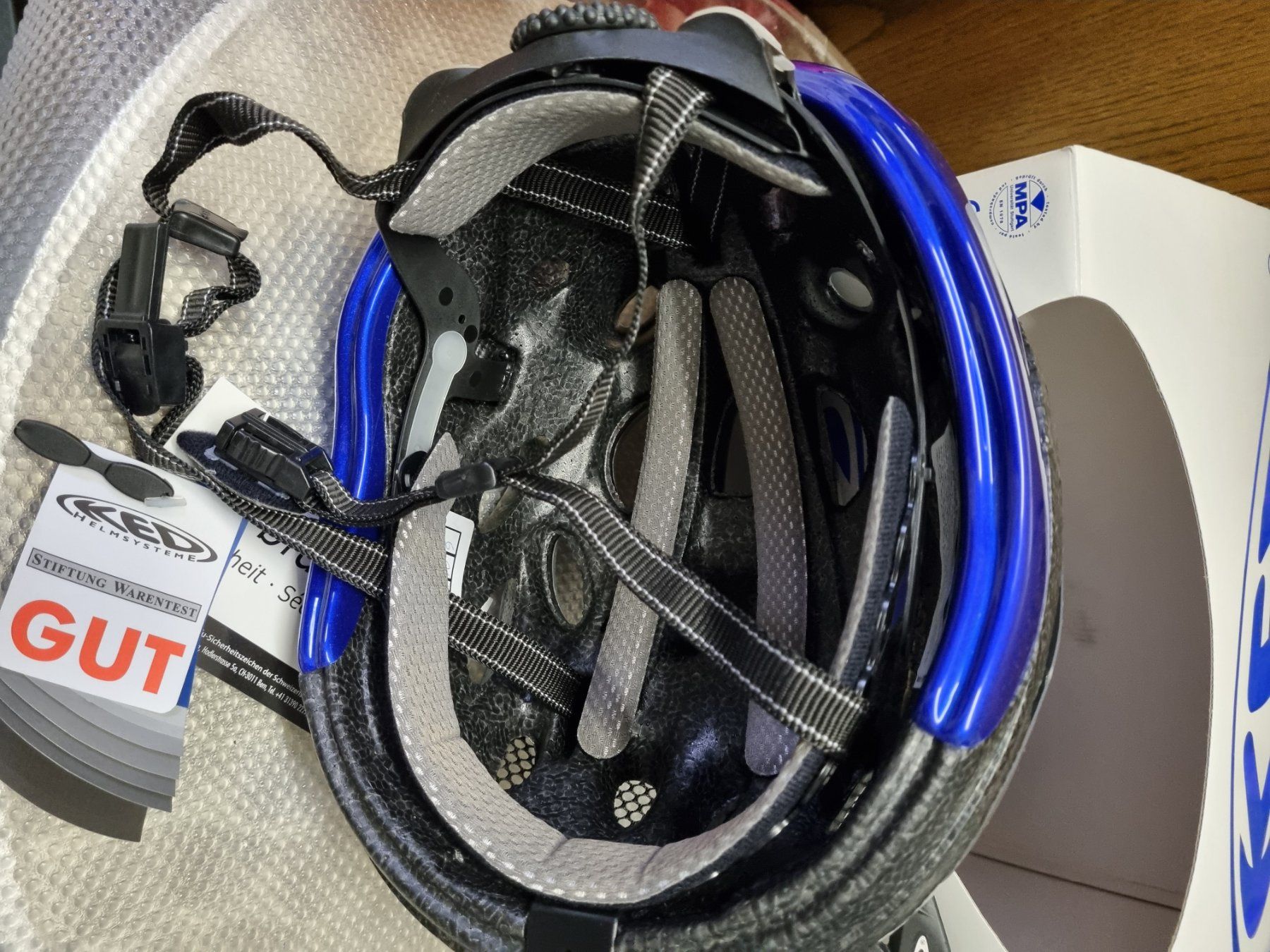Caschi: Velohelm Gr. M  NEU – Nuovo e nell'imballaggio originale da Gossau SG venduto da Ennerdue 2