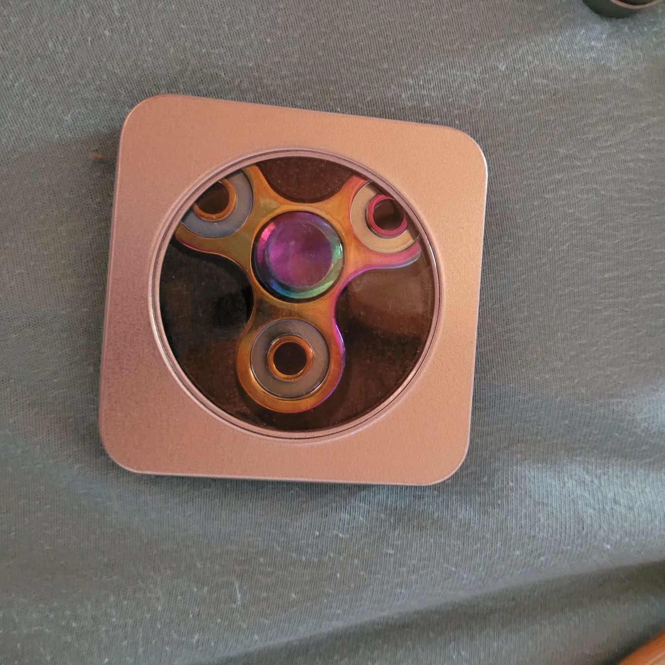 Jouets: Spinner Metall Regenbogenfarben mit Box – D'occasion à Grône par Gronibar
