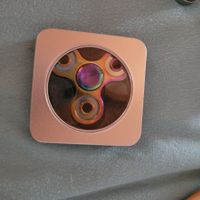 Spinner Metall Regenbogenfarben mit Box
