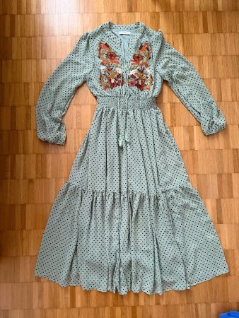Kleid grün gepunktet Stickerei Gr. S (wie neu)