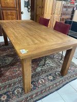 Massiver Holztisch mit Charakter