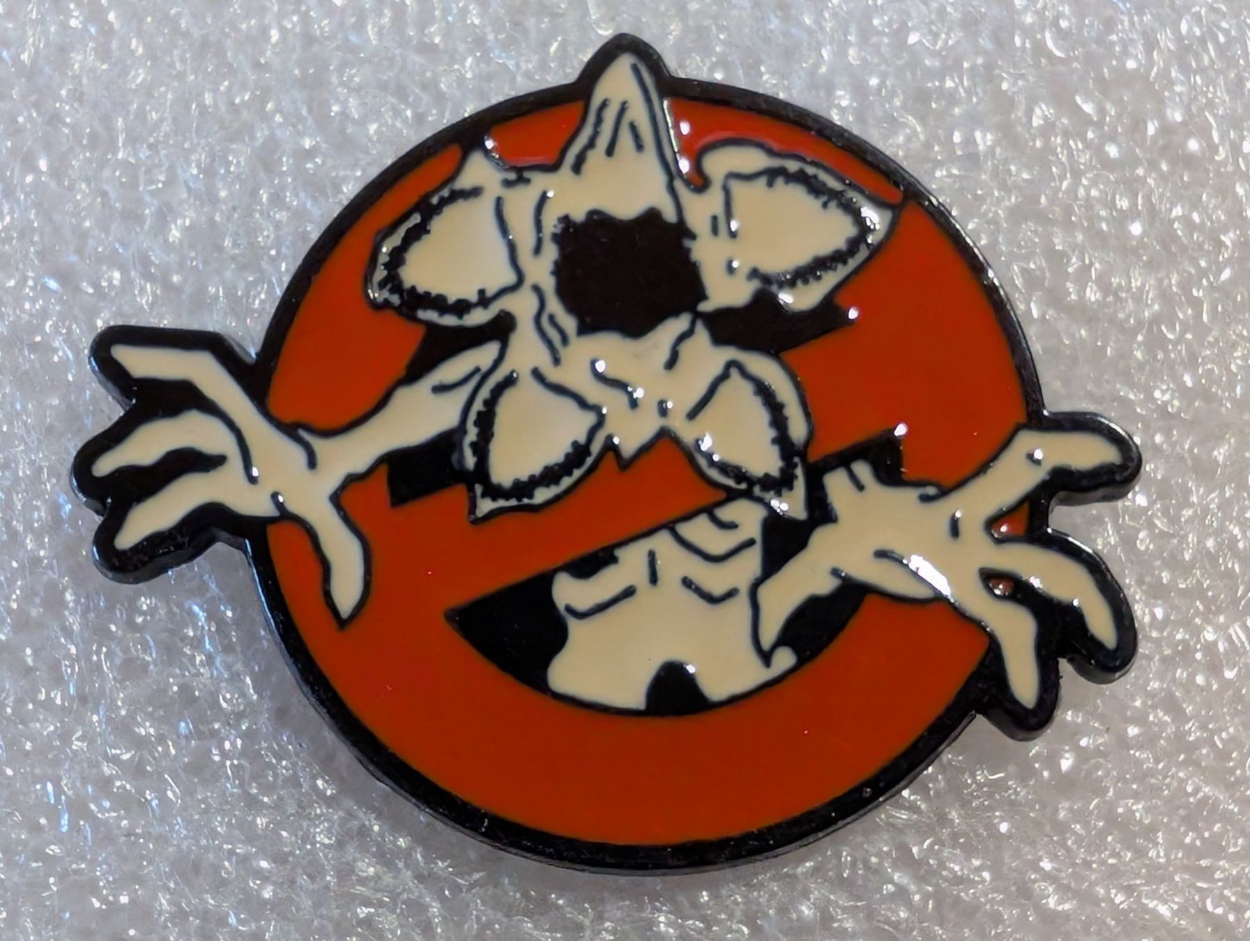 Plaketten & Abzeichen: Ansteckpin 295: Stranger Things – Gebraucht aus Oppligen von Pin-Fall-Shop