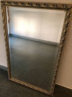 Schöner Spiegel mit verziertem Goldrahmen