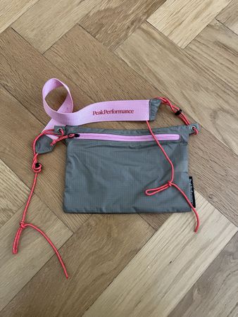 Umhängetasche Peak Performance grau pink guter Zustand