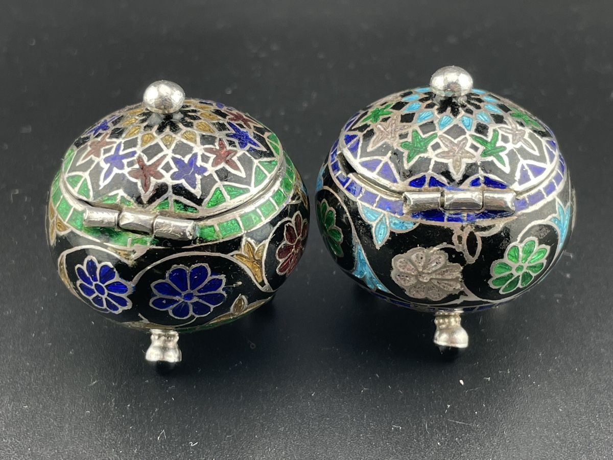 Set di piatti: Pair antique silver enamel salt cellars + spoons - India? – Usato da Genève venduto da PepitesdAlor 5