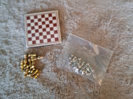 Im Puppenhaus wird Schach gespiel, neu