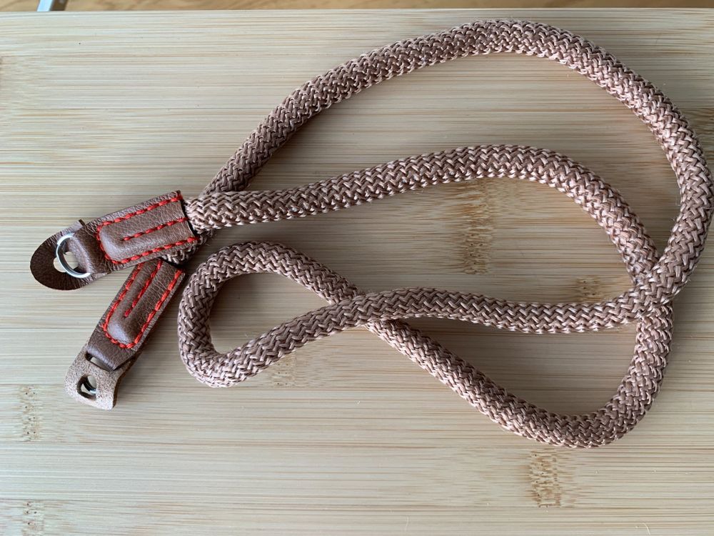 Sangle pour appareil photo et pochette en cuir