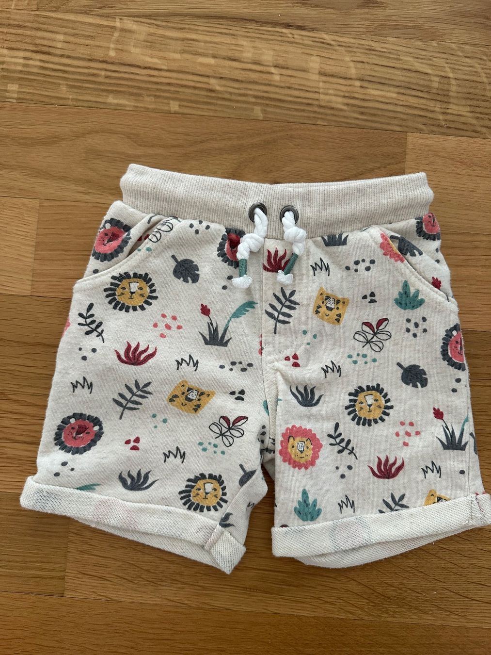 Pantaloni: Süssi kurze Hose mit Tiermuster, Gr. 86 – Usato da Unterägeri venduto da StefanGekko