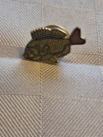 Pin Fisch Motiv goldfarben guter Zustand