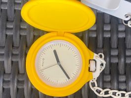 Original Schwesternuhr neu, von  O clock, mit Kette und Clip