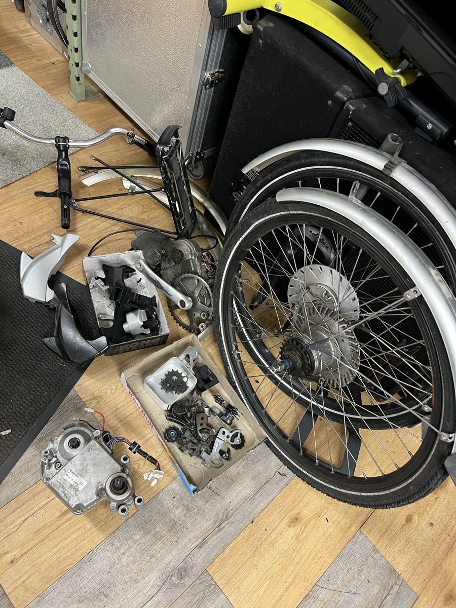 Flyer Pezzi di ricambio: Konvolut flyer e bike teile 26v – Difettoso da Grüningen venduto da deepamigos