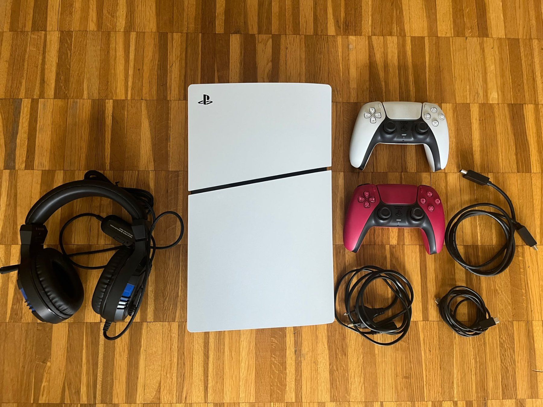 Sony Konsolen: Sony PlayStation 5 mit 2 Controller & Headset – Gebraucht aus Küssnacht am Rigi von Fueuerli 4