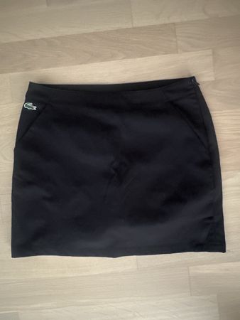 LACOSTE Wanderrock mit integrierter Kurzhose, neuwertig