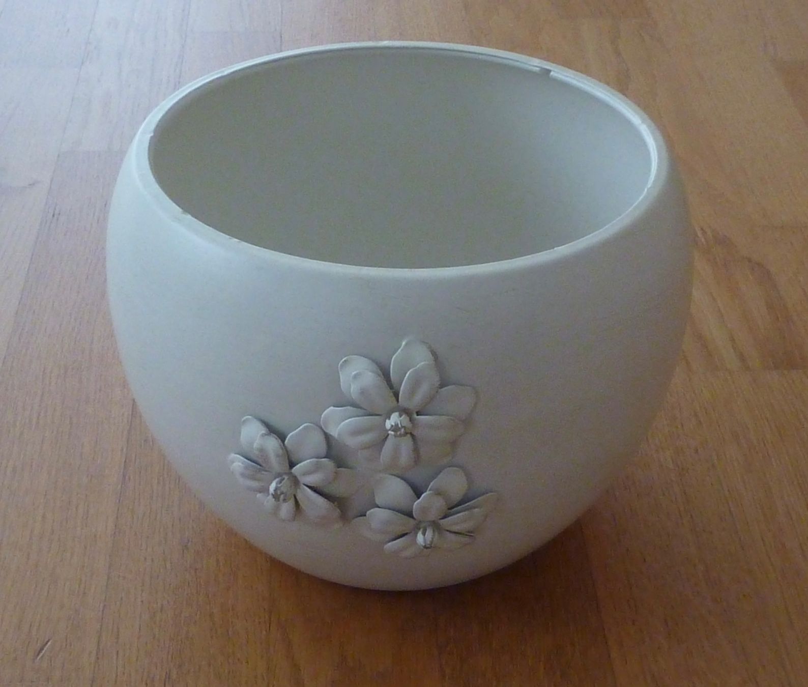 Vasi per fiori: Cachepot Übertopf Metall mit Blüten beige / sand – Usato da Allschwil venduto da millefiori3