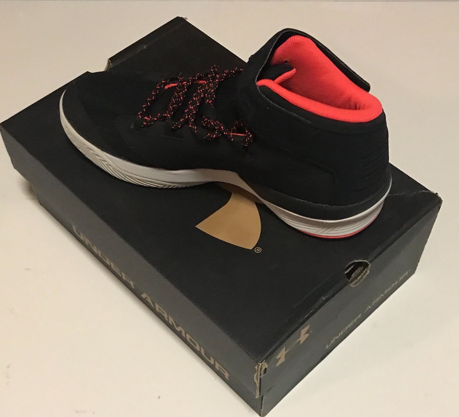 Scarpe da uomo: Schuhe Original Under Armour Gr 44 ; neu mit Karton – Nuovo e nell'imballaggio originale da luzern venduto da ARNI. 3
