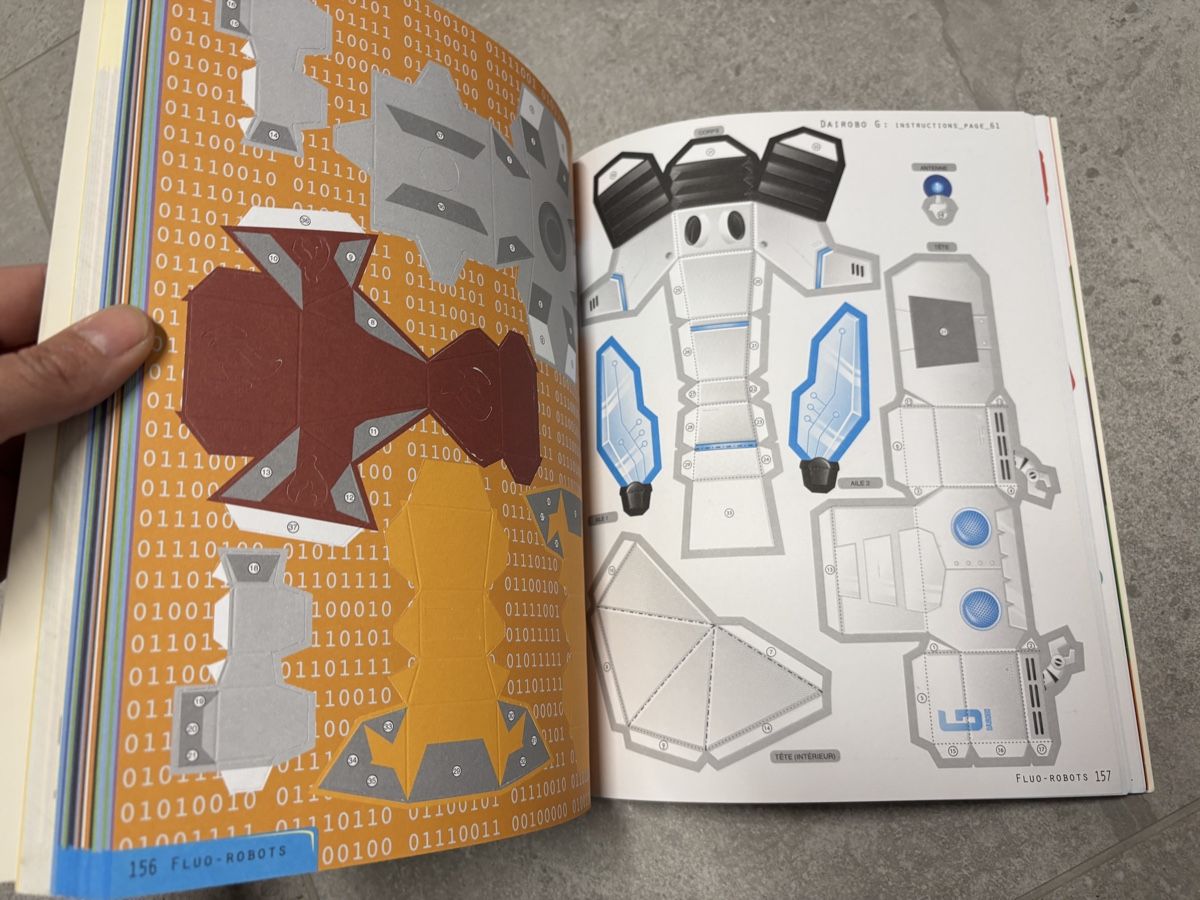 Kit bricolage: Livre Fluo Robots de papier bricolage à assembler – Usato da Salvenach venduto da gwenwywar 2