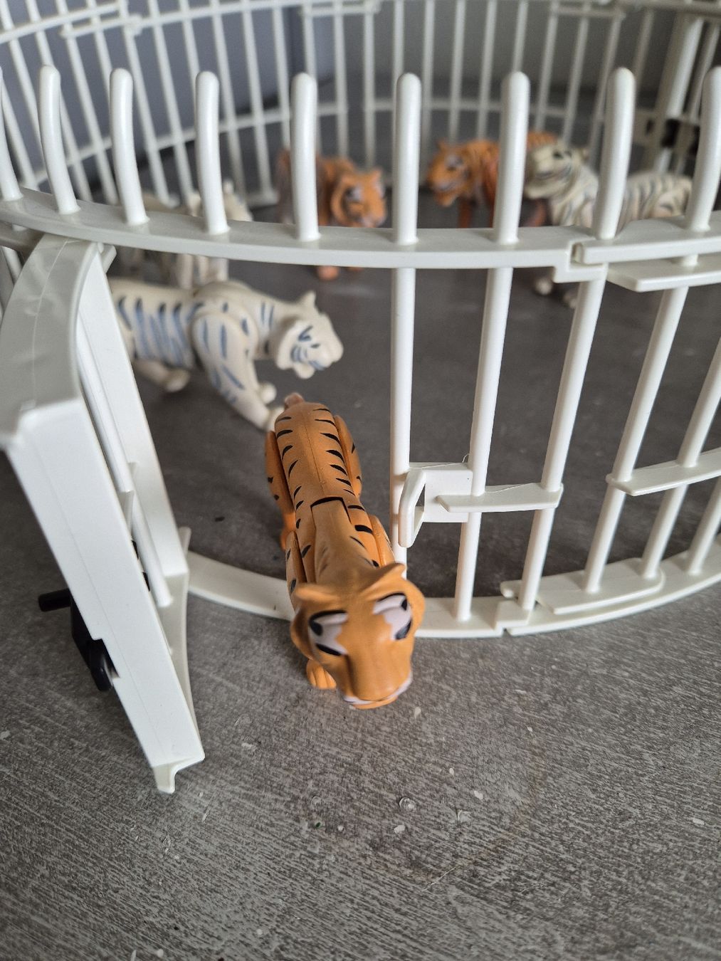 Playmobil Giocattoli: playmobil Tiegers mit Gehäge – Usato da Fahrweid venduto da Fischwasser6 3