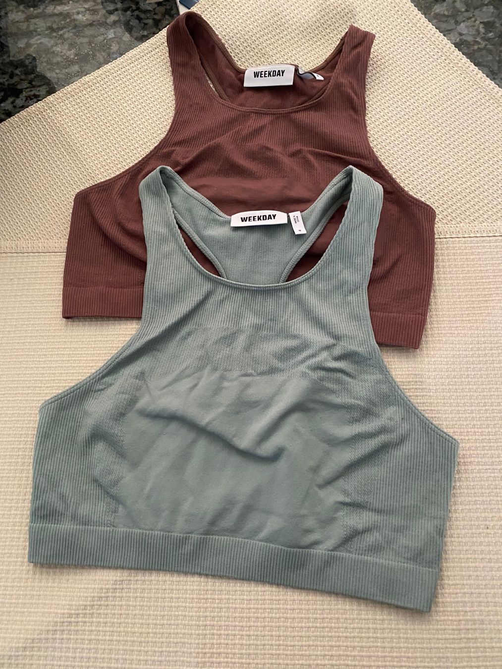 Weekday Tops: 2x Weekday Top Grösse S – D'occasion à Allenwinden par Obalu 1