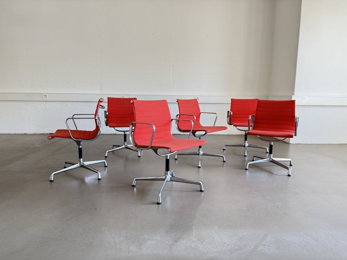 Eames Sedie: Vitra EA 108 Bürostunl von Eames in rotem Hopsak – Usato da Grenchen venduto da Design-Outlet 7