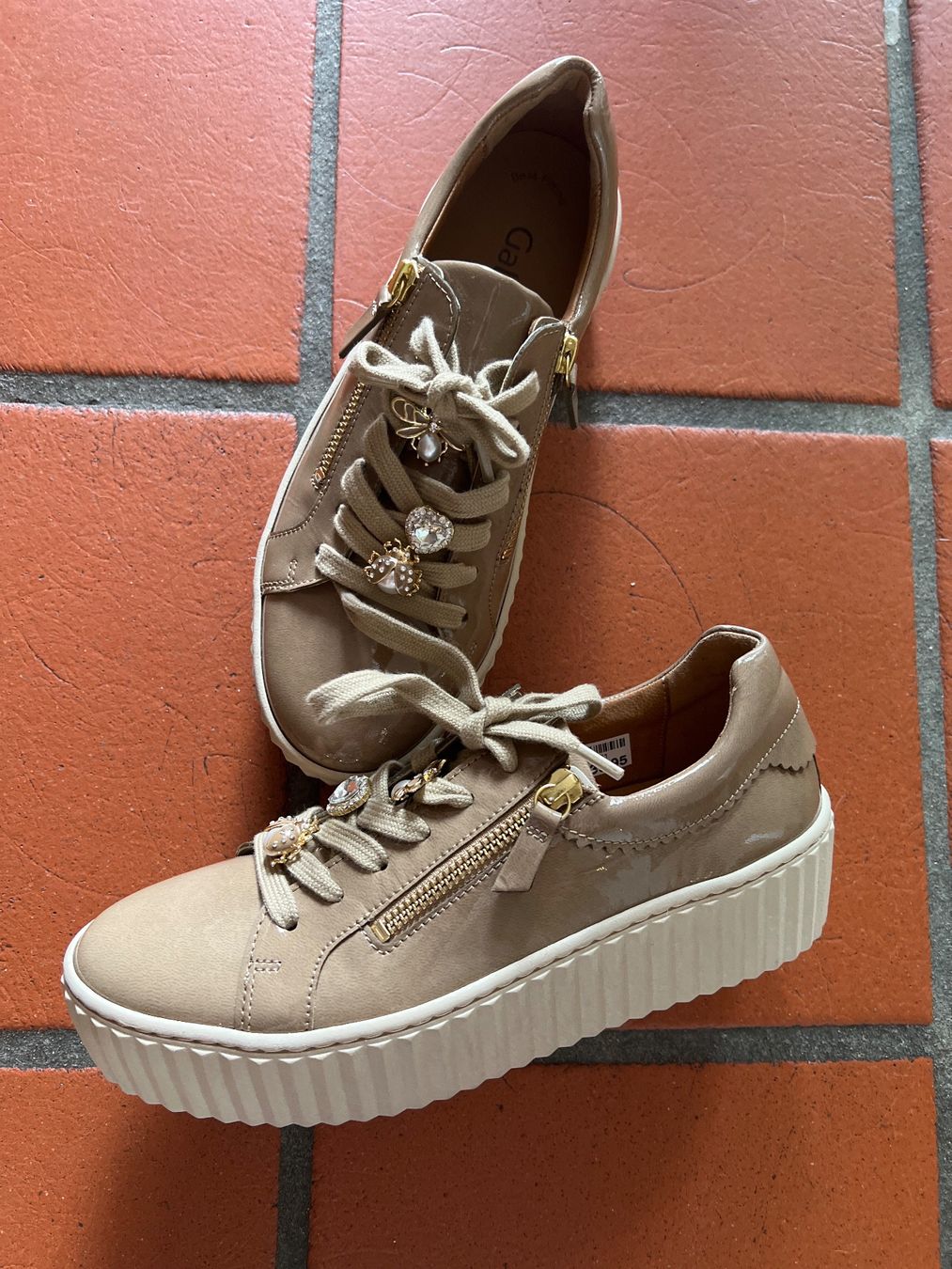 Gabor Scarpe da donna: Sneaker GABOR Grösse 6.5 neuwertig beige – Nuovo (secondo la descrizione) da Ruggell venduto da Malbuntiger01