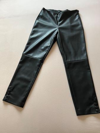 Elegante Kunstlederhose mit Knöpfen am Bein von Creation L