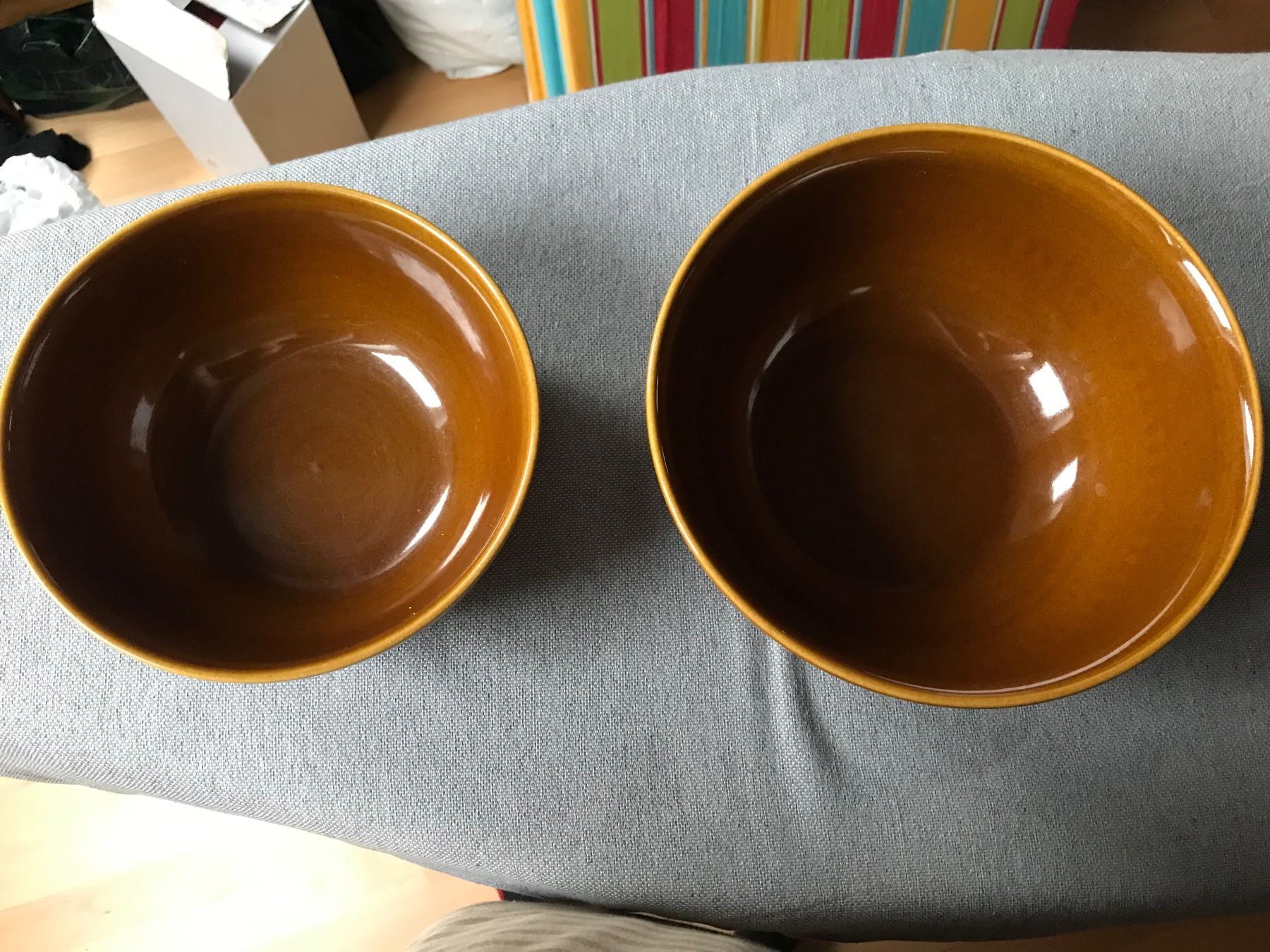 Piatti di portata: Set de 2 récipients rétro marron décorés – Usato da Basel venduto da Maria-Alexa 1
