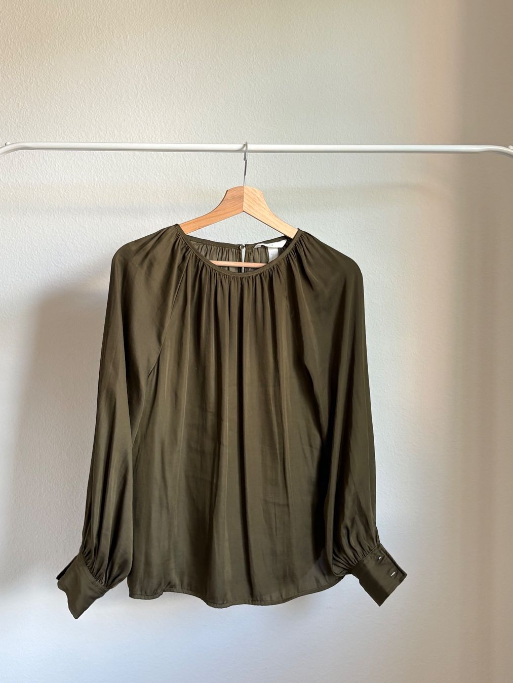 H&M Camicette: olivgrüne Bluse mit langen Ärmeln – Usato da Zürich venduto da bbbggg