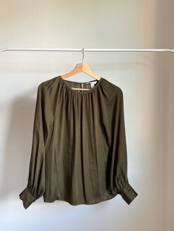 olivgrüne Bluse mit langen Ärmeln