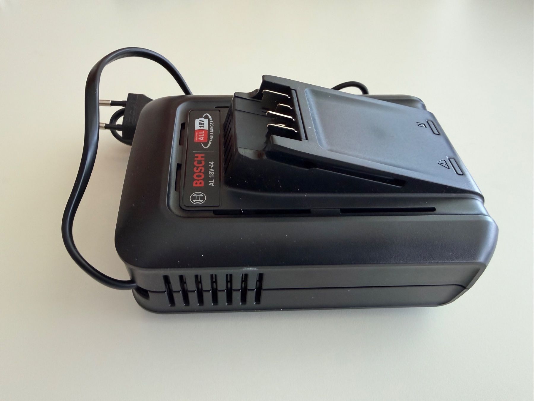 Bosch Caricatori & Batterie: Bosch chargeur de batterie AL 18V-44 – Nuovo (secondo la descrizione) da St-Gingolph venduto da GoldenKeys 2