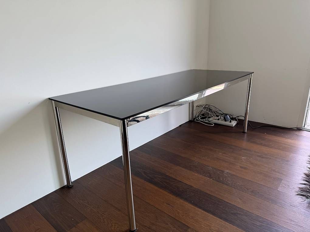 Tavoli: Eleganter Design-Tisch – Usato da Oberwil-Lieli venduto da JuHa