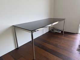 Eleganter Design-Tisch