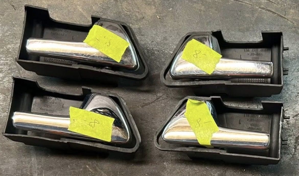 Volkswagen Tutti pezzi di ricambio auto: Poignées intérieur  VW golf 3 – Usato da Muraz (Collombey) venduto da Wolfdog1978
